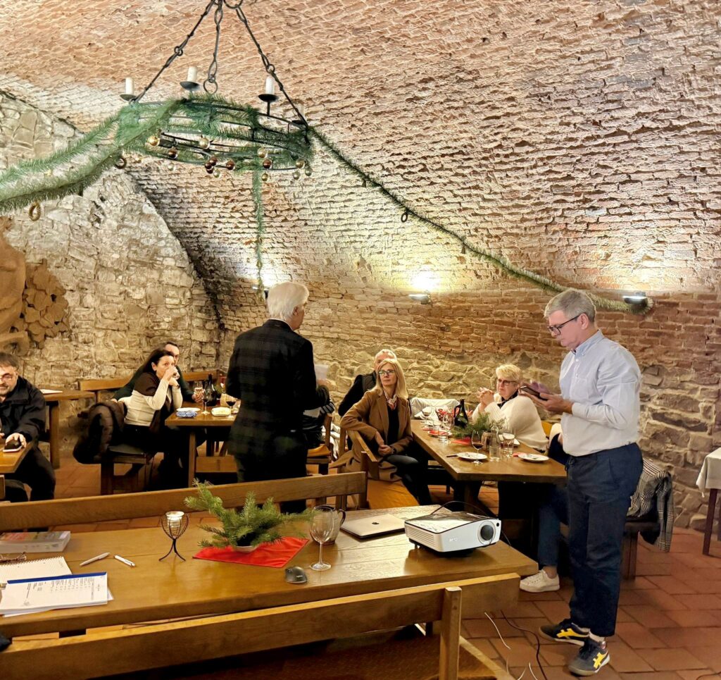 Vo výnimočných historických podzemných priestoroch Múzea vín v Prešove sa zišla skupina prešovských nadšencov vína, aby spoločne ochutnala starostlivo vyberané vína plné bulharskej autenticity a charakteru. V centre záujmu stáli endemické odrody – najmä Mavrud a Shiroka Melnishka/Melnik – ktoré predstavujú pravú dušu bulharského vinohradníctva a sú mimoriadne cenené medzi znalcami. Miestom degustácie boli priestory historickej siene v 500-ročných dvojpodlažných pivniciach pod Mestskou radnicou v Prešove. Svojou klenbovou architektúrou i starobylou atmosférou dodala podujatiu výnimočný ráz.&nbsp;